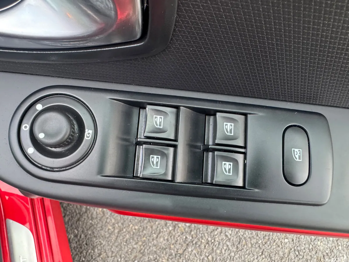 Renault Clio Hatchback, Petrol, 2015, Red