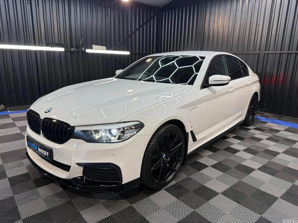 BMW 5-Series Saloon, Petrol Hybrid, 2019, White