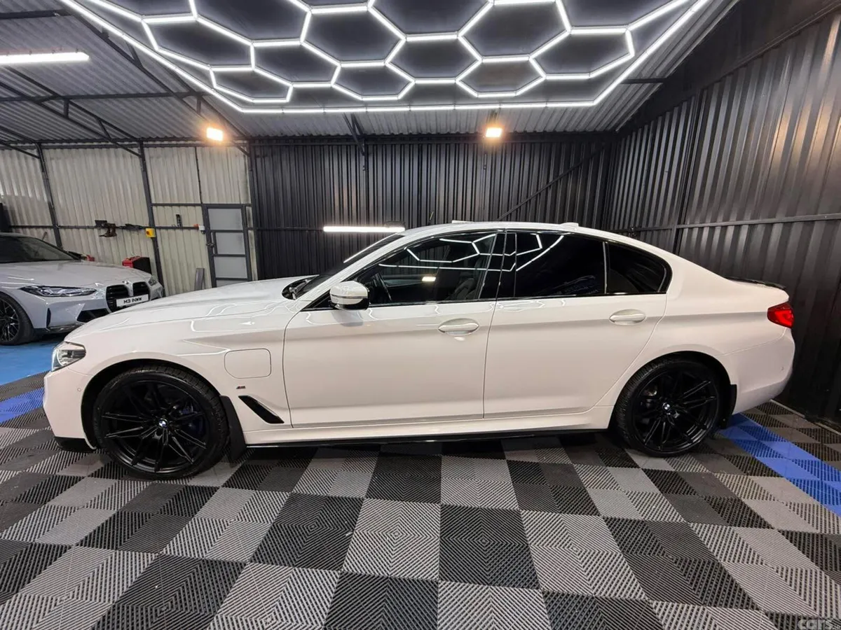 BMW 5-Series Saloon, Petrol Hybrid, 2019, White