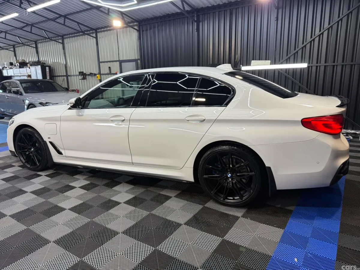 BMW 5-Series Saloon, Petrol Hybrid, 2019, White