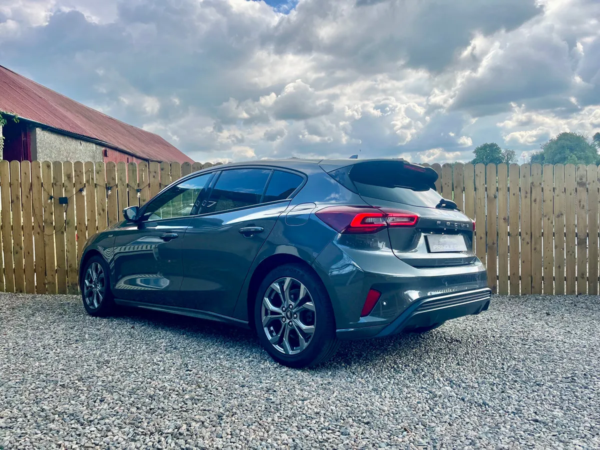 Ford Focus Hatchback, Petrol, 2022, Grey