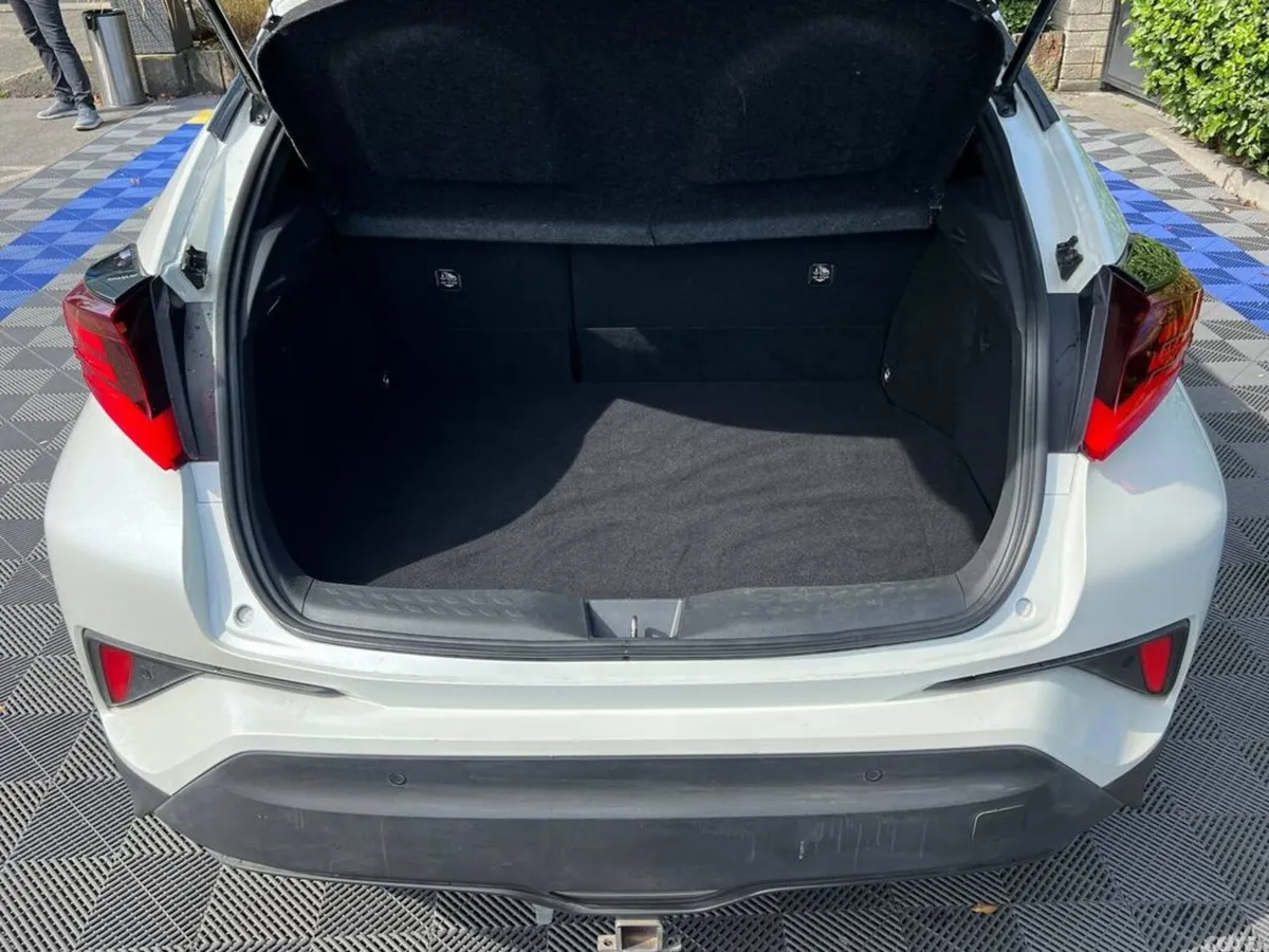 Toyota C-HR SUV, Petrol Hybrid, 2021, White
