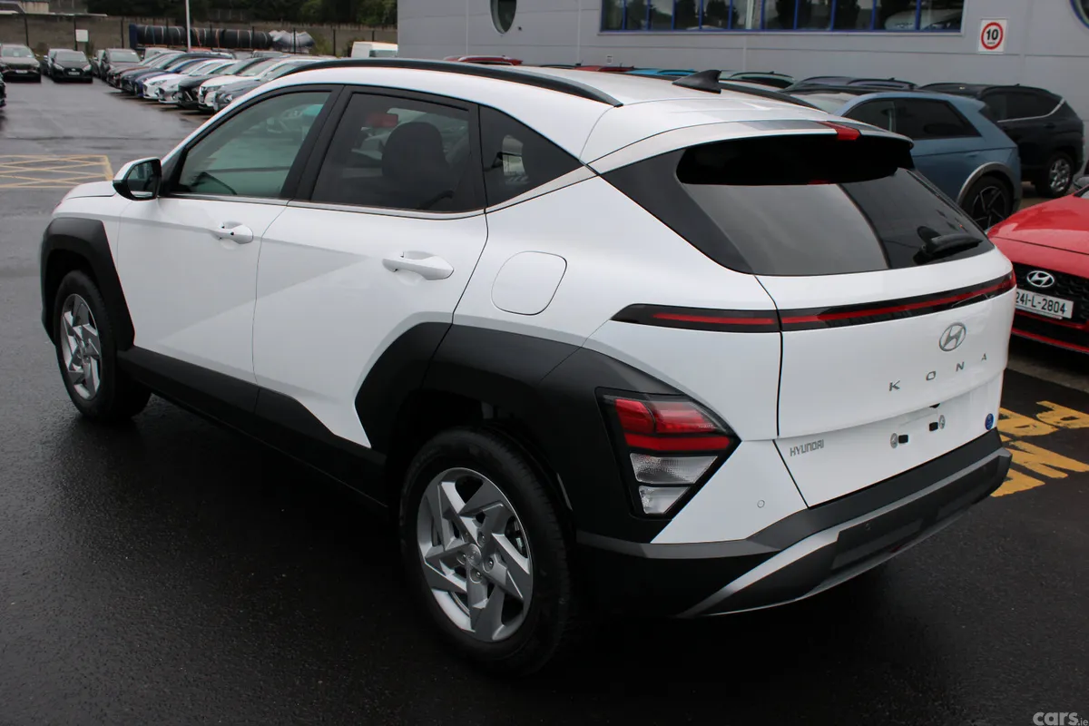 Hyundai KONA MPV, Petrol, 2026, White
