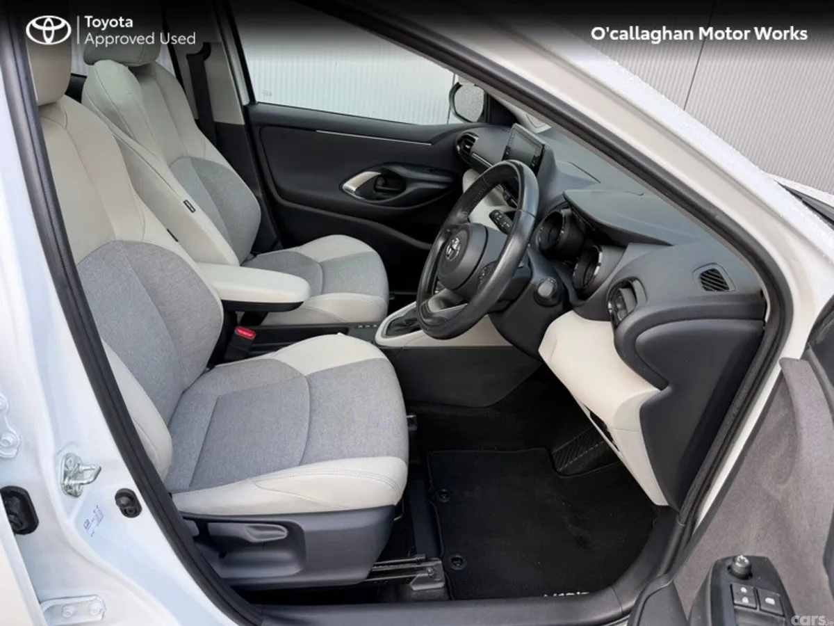 Toyota Yaris Hatchback, Petrol Hybrid, 2022, White