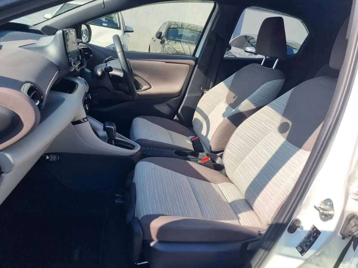 Toyota Yaris Hatchback, Petrol Hybrid, 2020, White