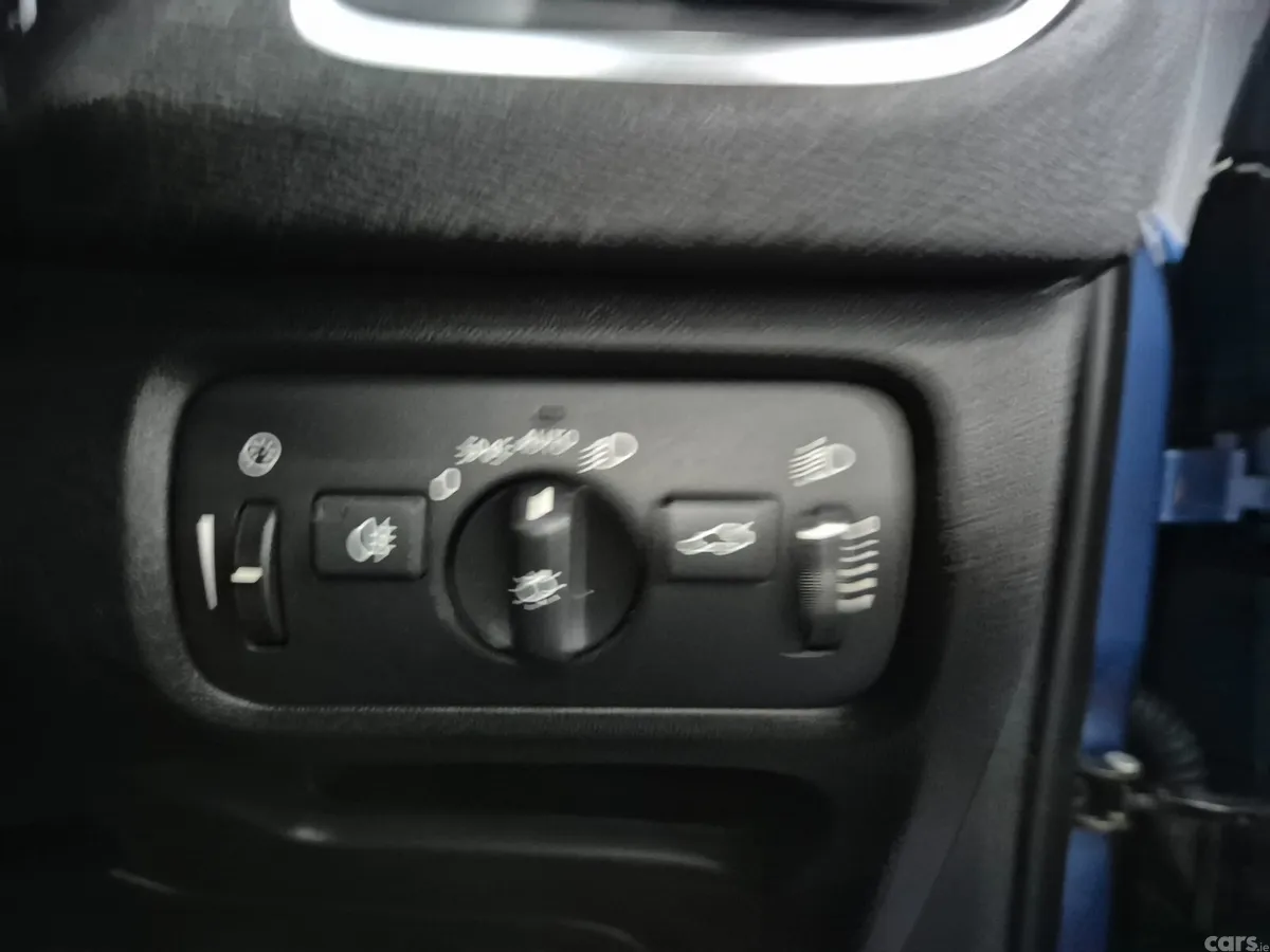 Volvo V40 Hatchback, Diesel, 2014, Blue