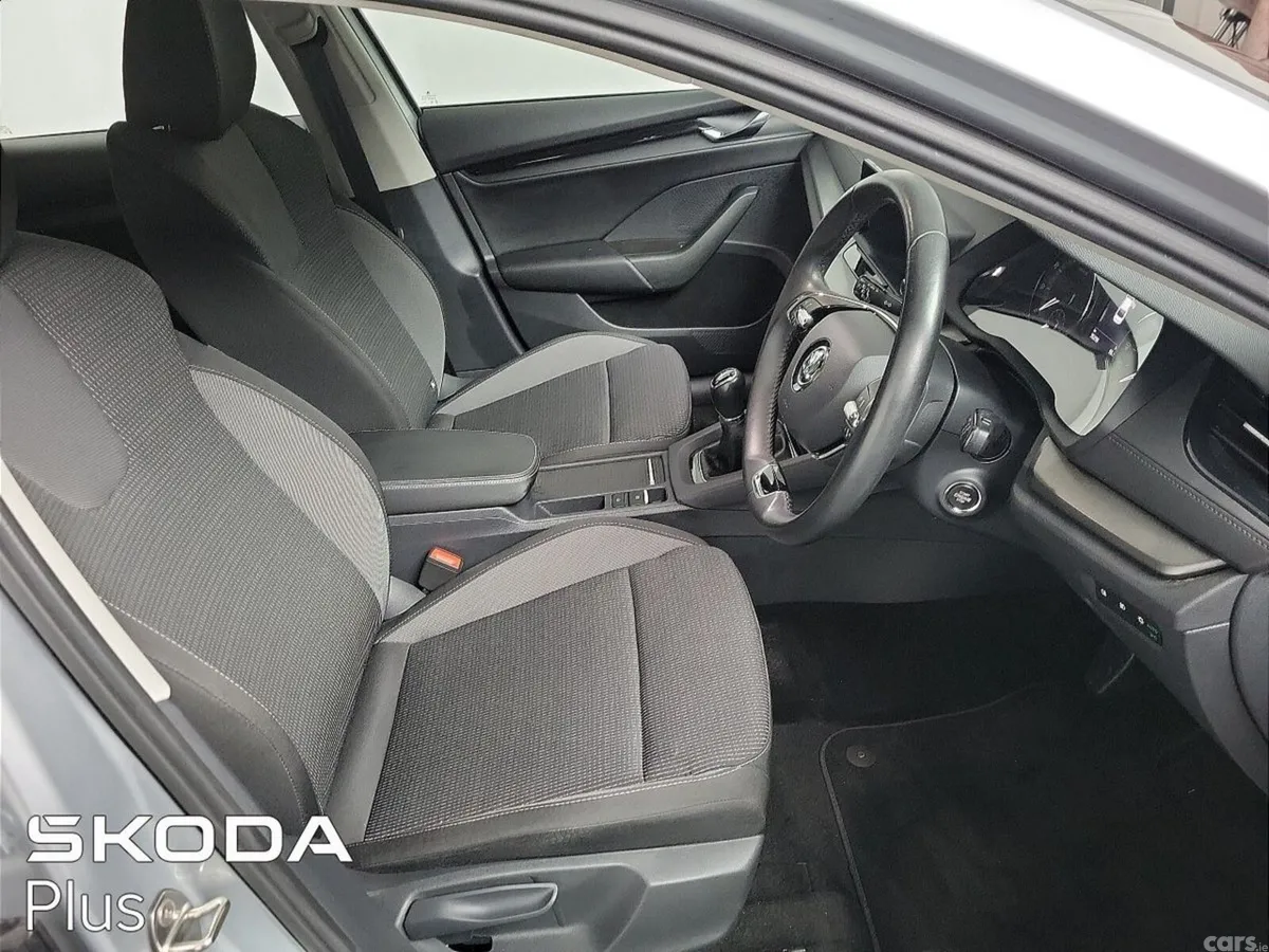 Skoda Octavia Saloon, Petrol, 2024, Grey