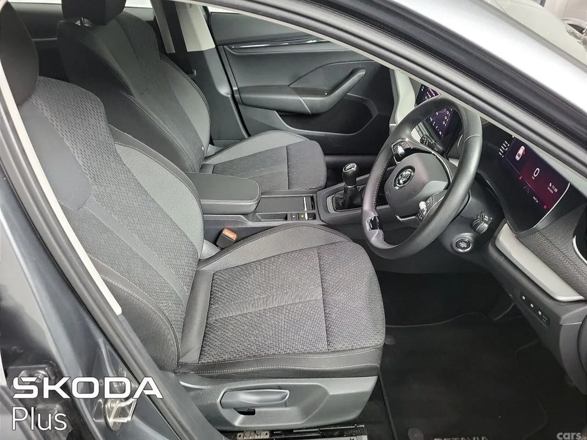 Skoda Octavia Saloon, Petrol, 2024, Grey