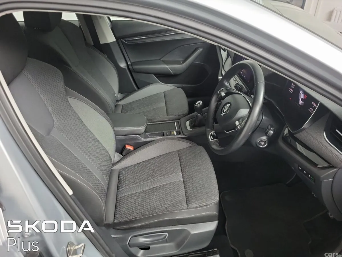 Skoda Octavia Saloon, Petrol, 2023, Silver