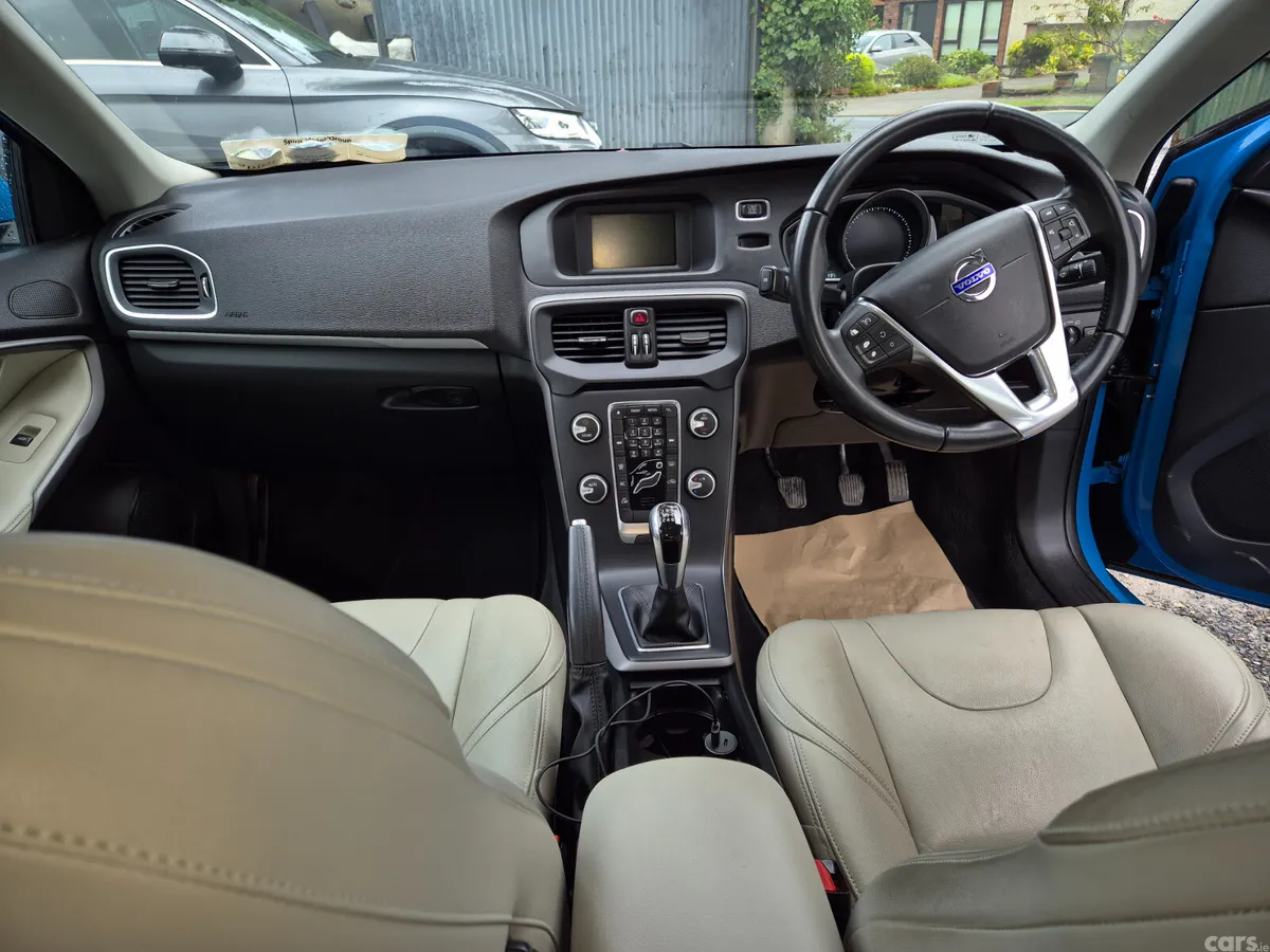 Volvo V40 Hatchback, Diesel, 2016, Blue
