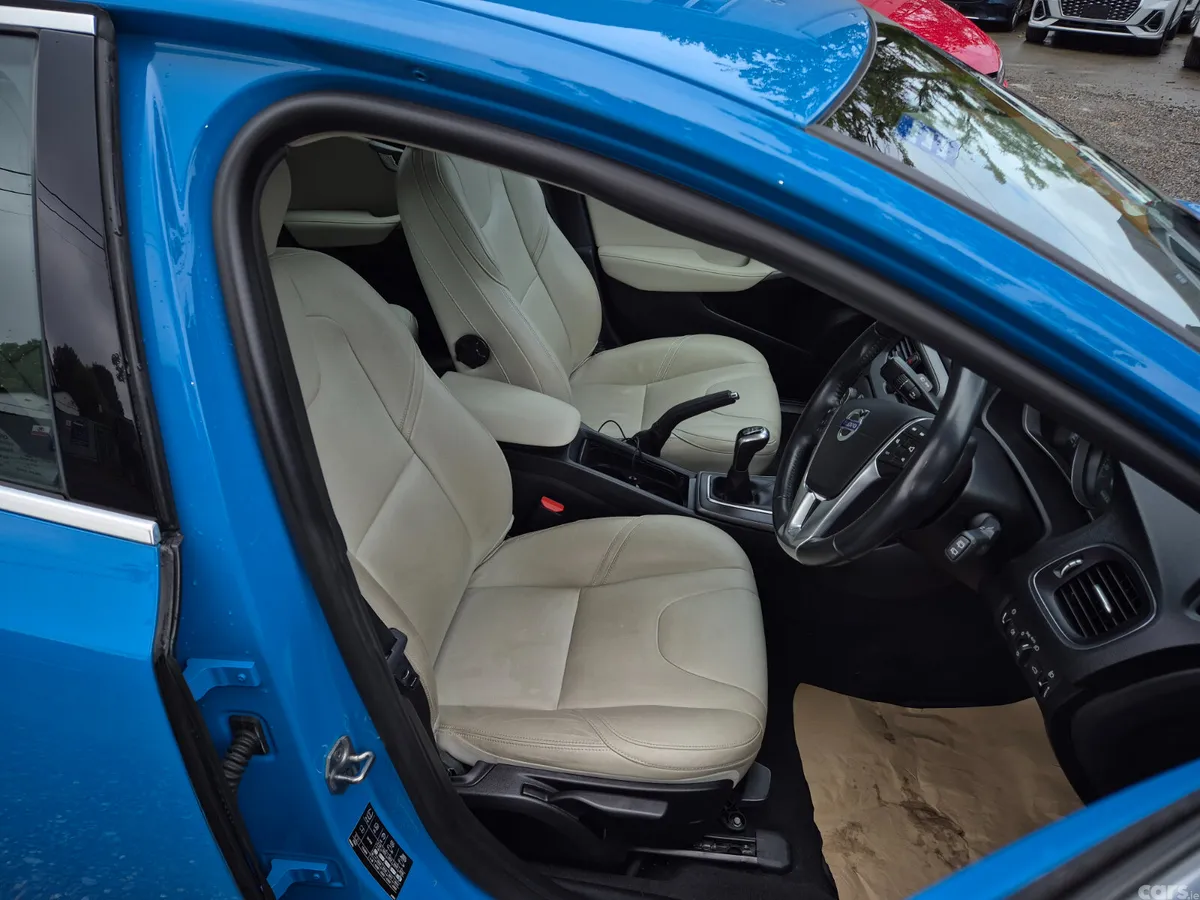 Volvo V40 Hatchback, Diesel, 2016, Blue