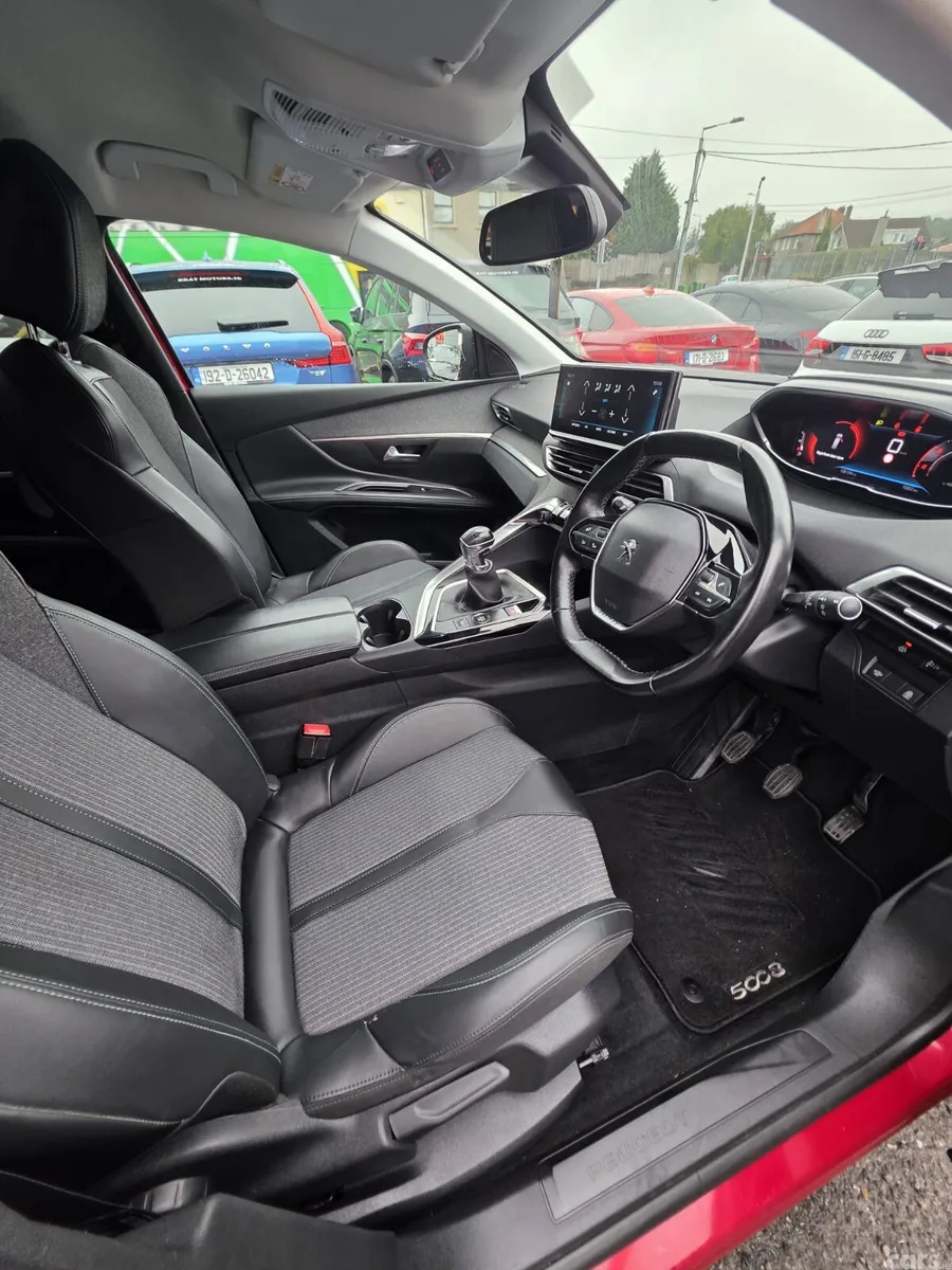 Peugeot 5008 MPV, Diesel, 2022, Red