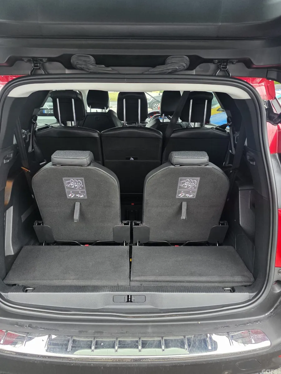 Peugeot 5008 MPV, Diesel, 2022, Red