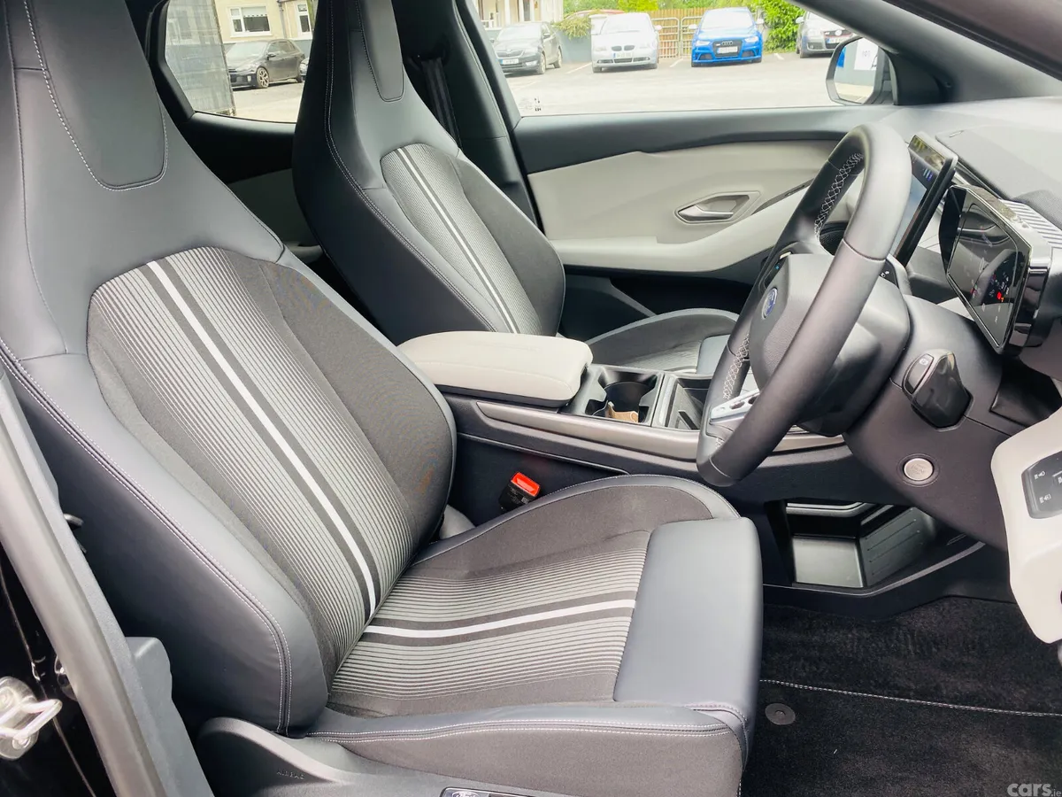 Ford Capri SUV, Electric, 2026, Black