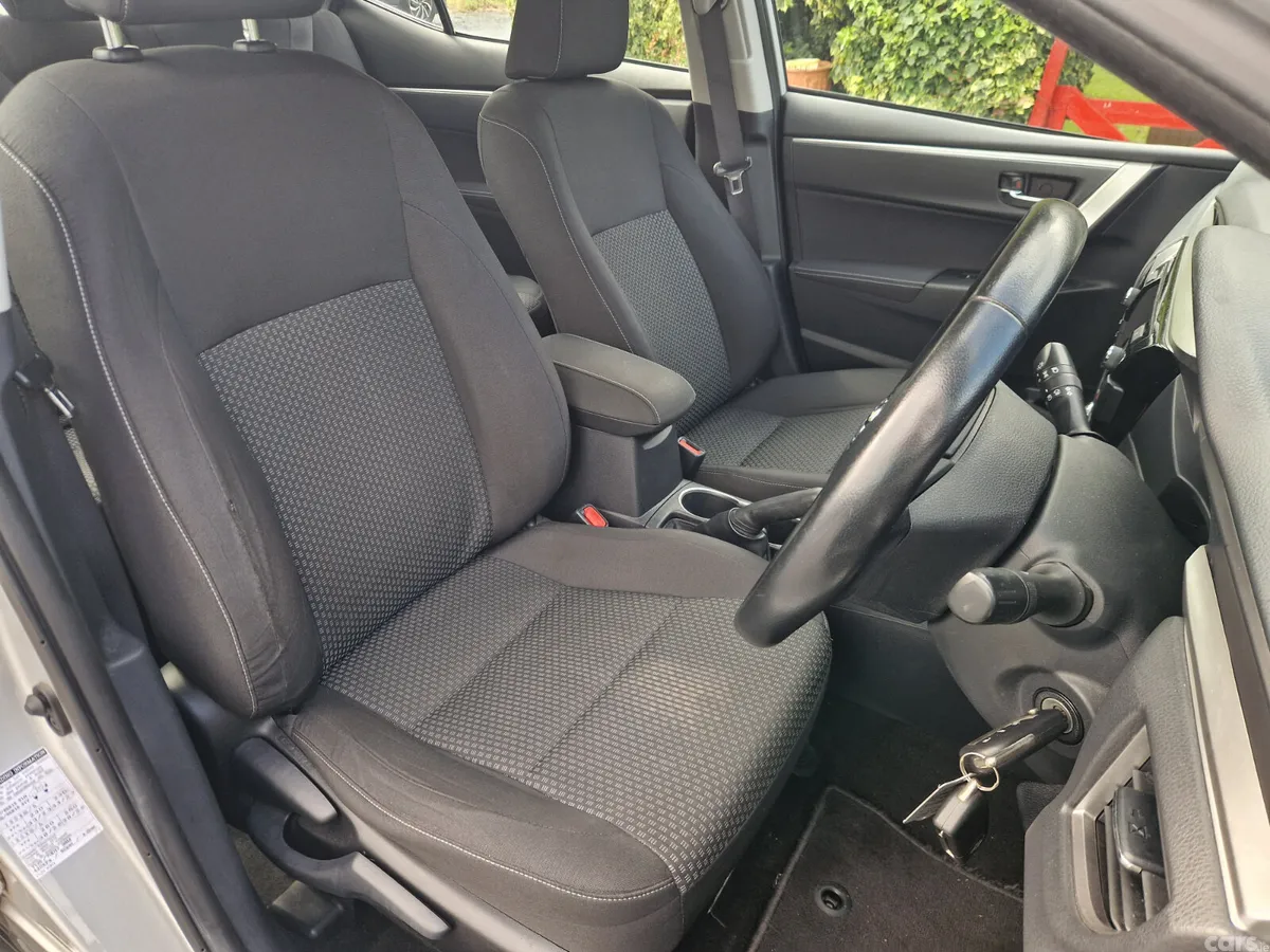 Toyota Corolla Saloon, Petrol, 2016, Silver