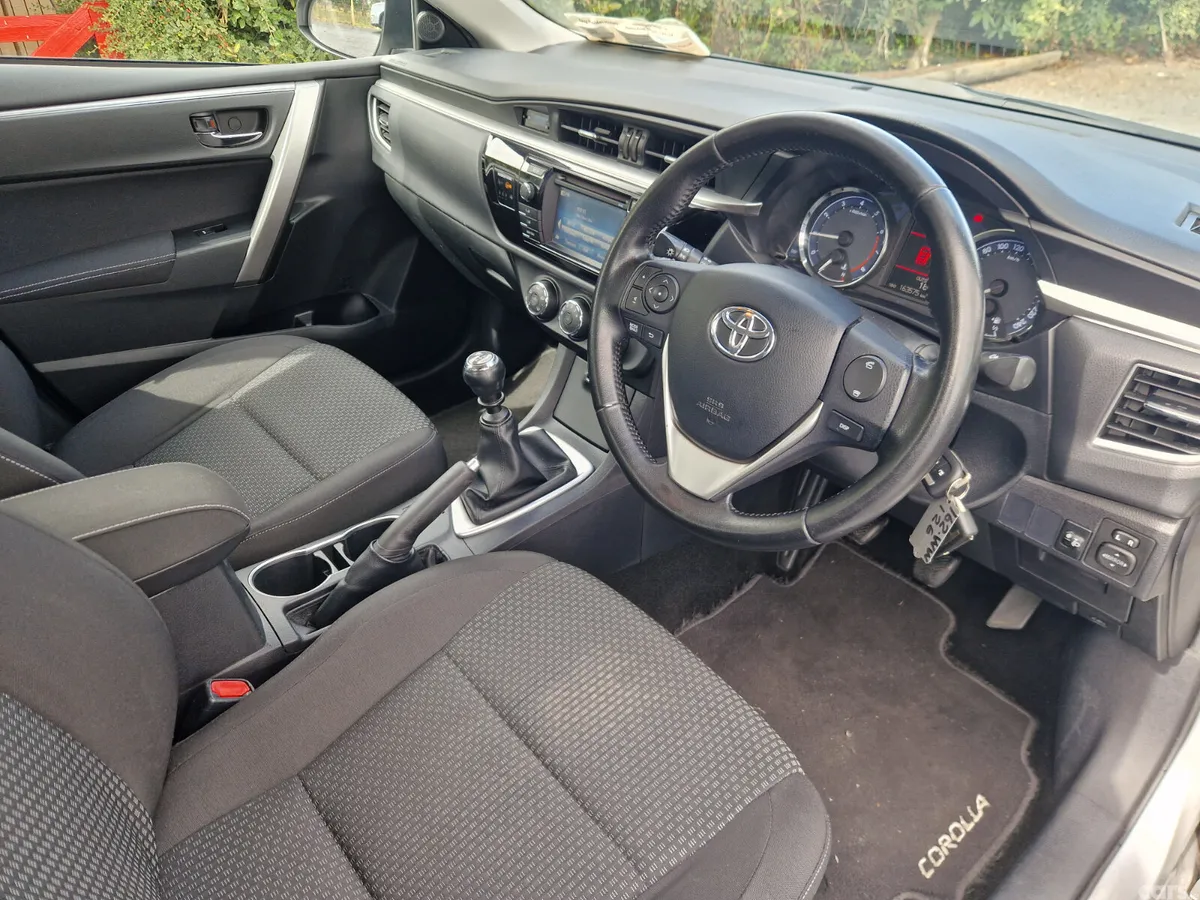 Toyota Corolla Saloon, Petrol, 2016, Silver