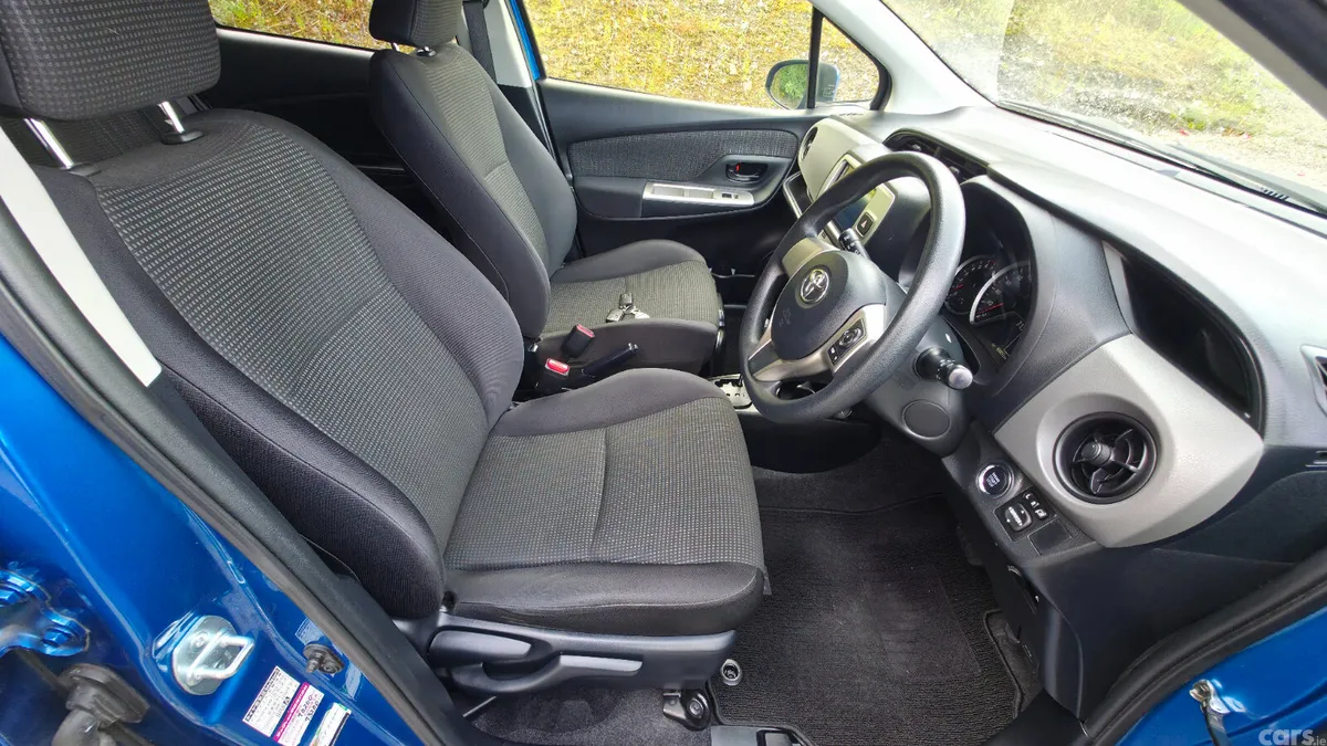 Toyota Vitz Hatchback, Petrol, 2015, Blue