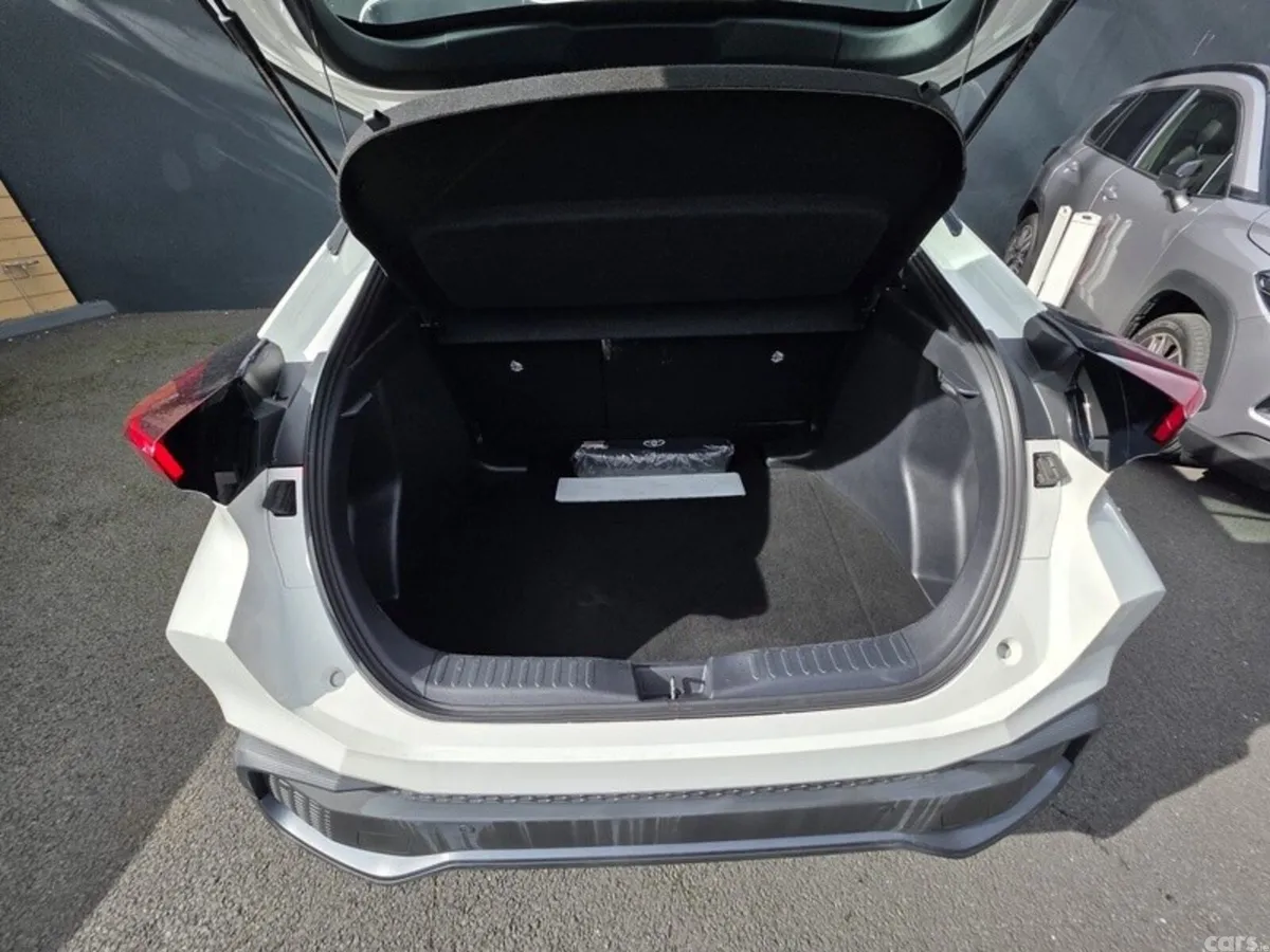 Toyota C-HR SUV, Petrol Hybrid, 2024, White