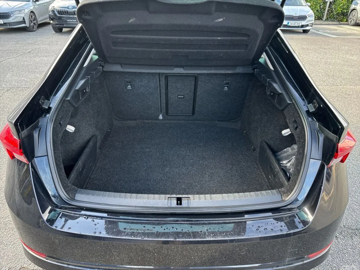 Skoda Octavia Saloon, Diesel, 2023, Black