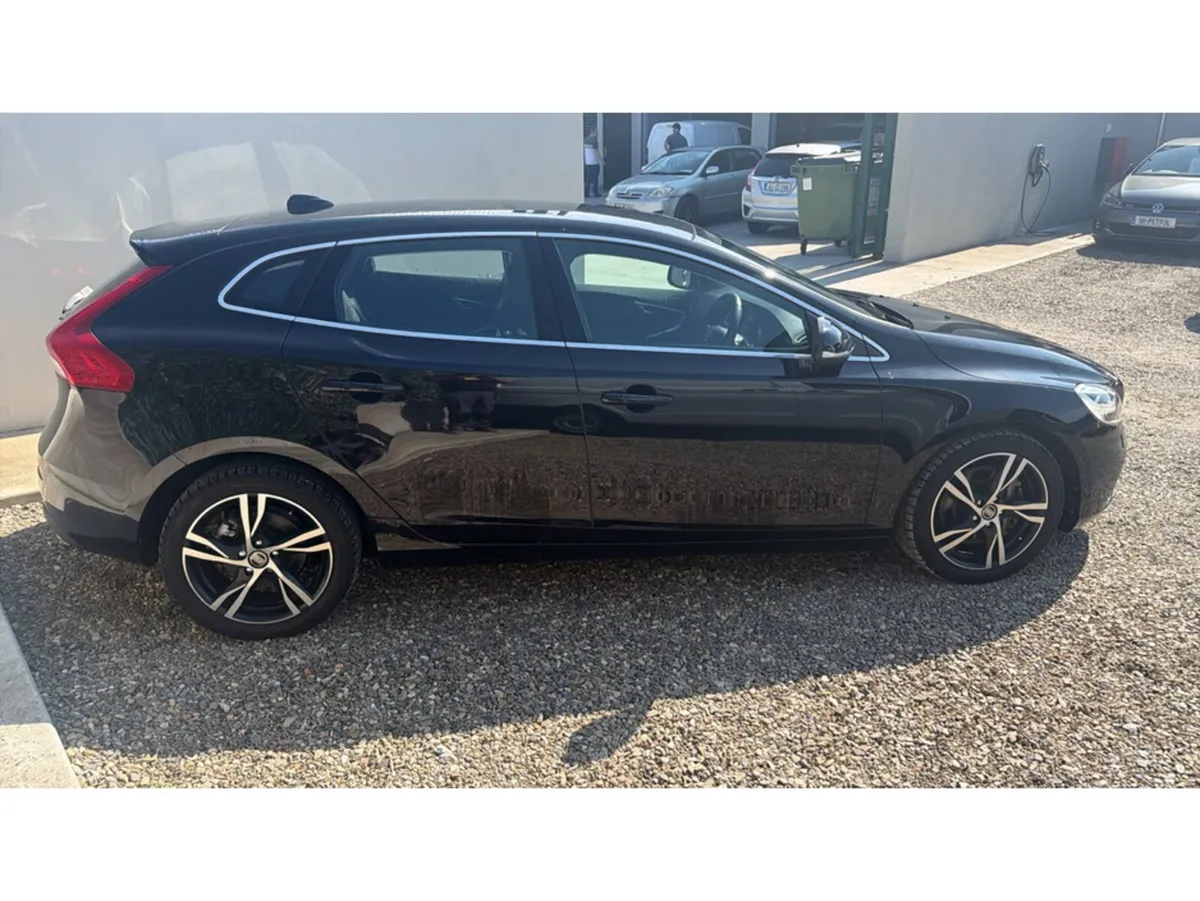 Volvo V40 Hatchback, Diesel, 2018, Black