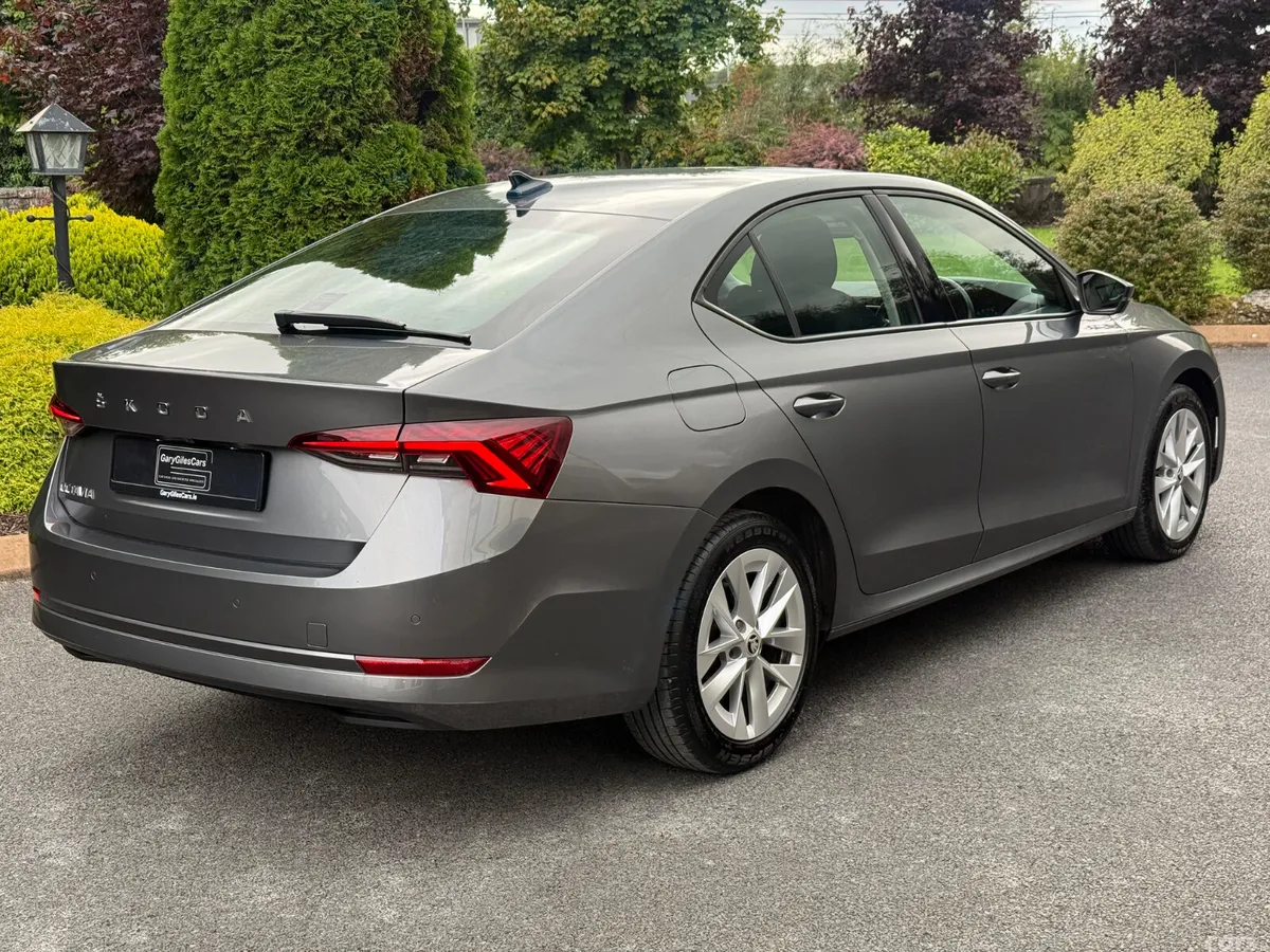 Skoda Octavia Saloon, Diesel, 2023, Grey