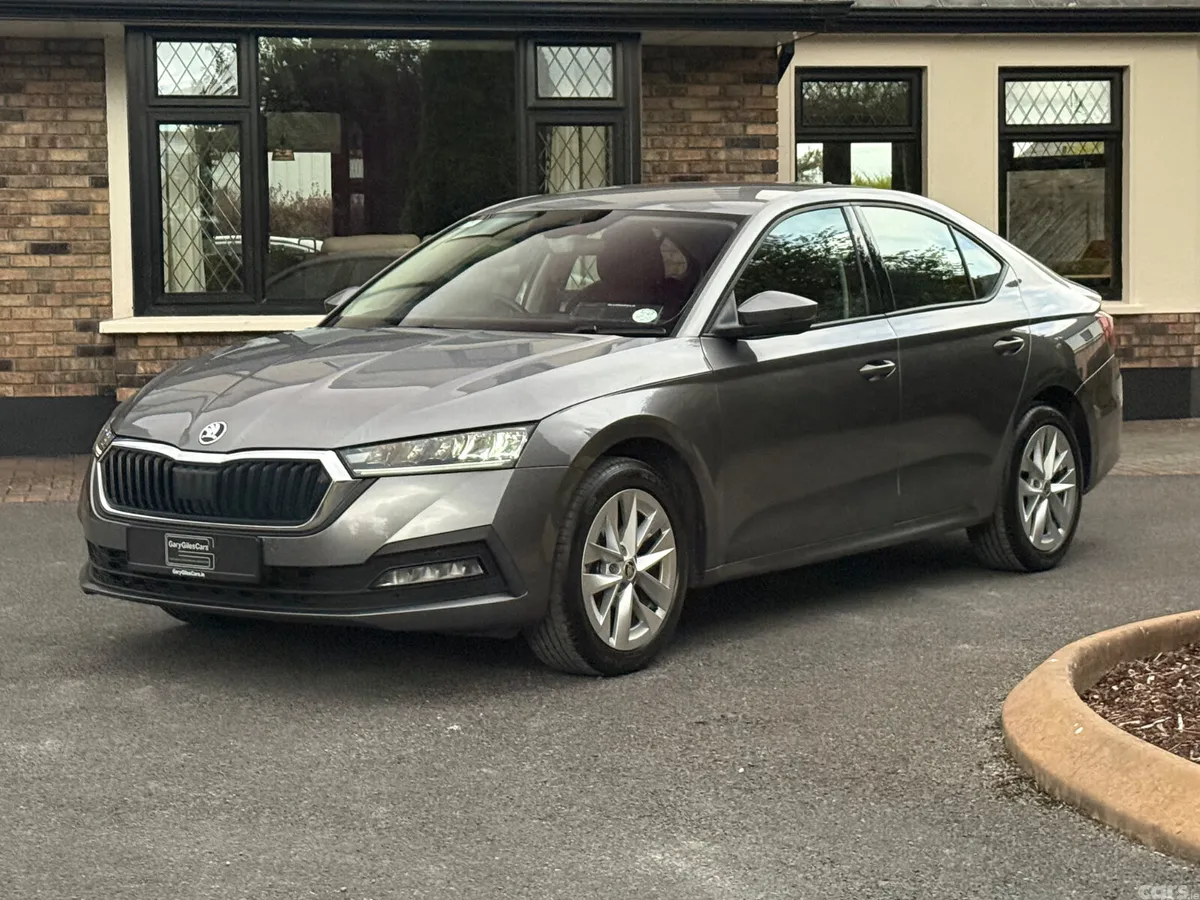 Skoda Octavia Saloon, Diesel, 2023, Grey