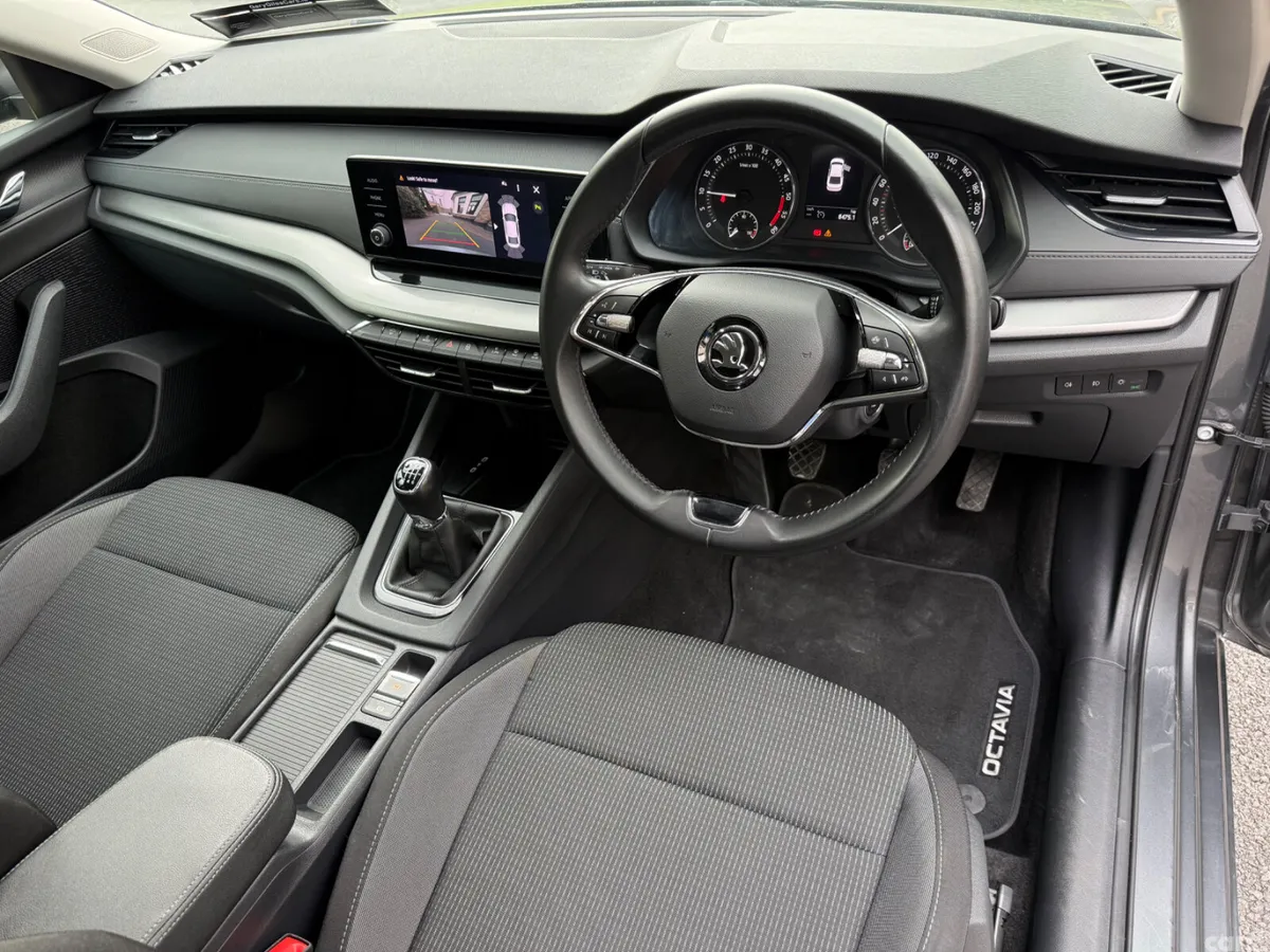 Skoda Octavia Saloon, Diesel, 2023, Grey