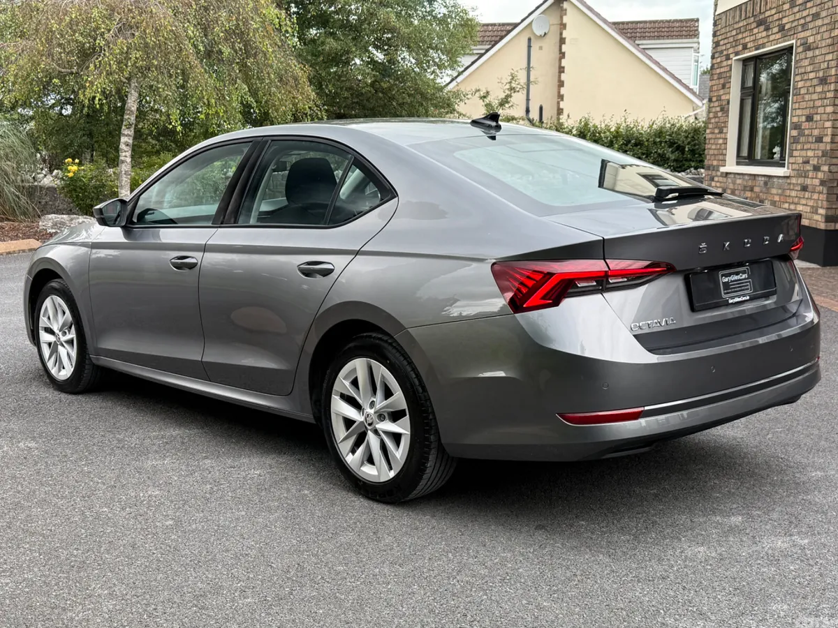 Skoda Octavia Saloon, Diesel, 2023, Grey