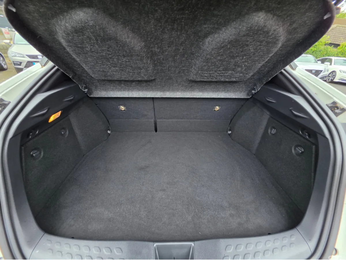 Toyota C-HR MPV, Petrol Hybrid, 2017, White