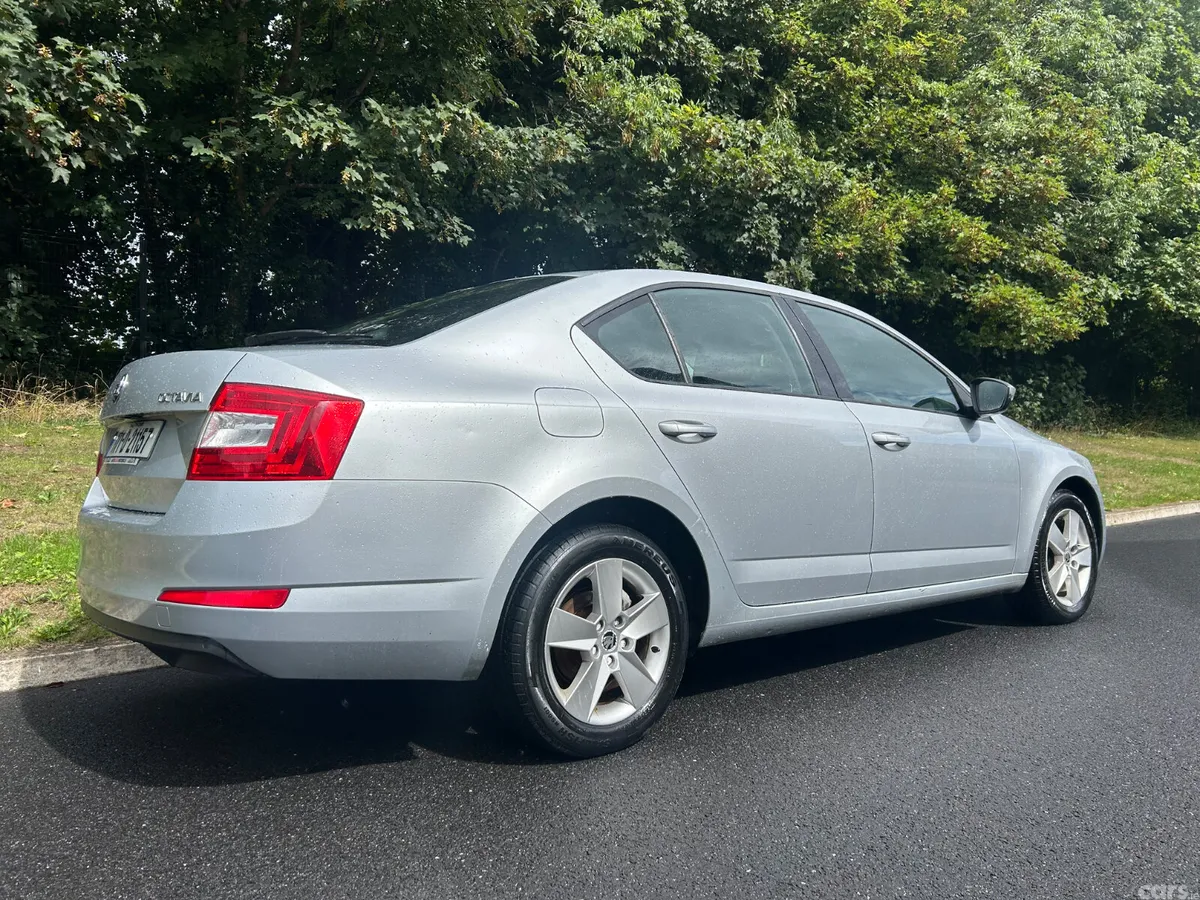Skoda Octavia Saloon, Diesel, 2017, Grey