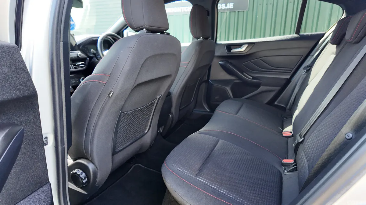 Ford Focus Hatchback, Petrol, 2019, Grey