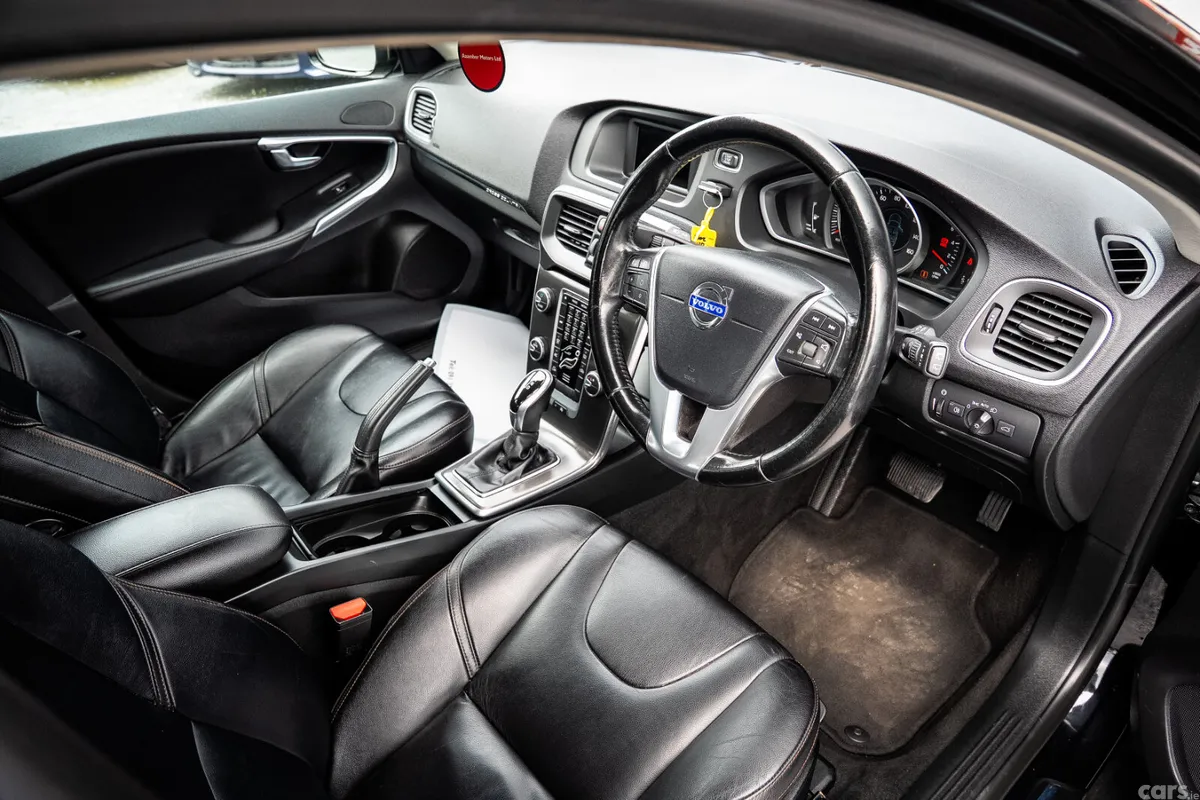 Volvo V40 Hatchback, Diesel, 2015, Black