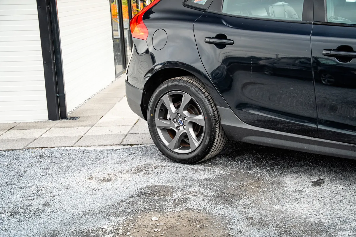 Volvo V40 Hatchback, Diesel, 2015, Black