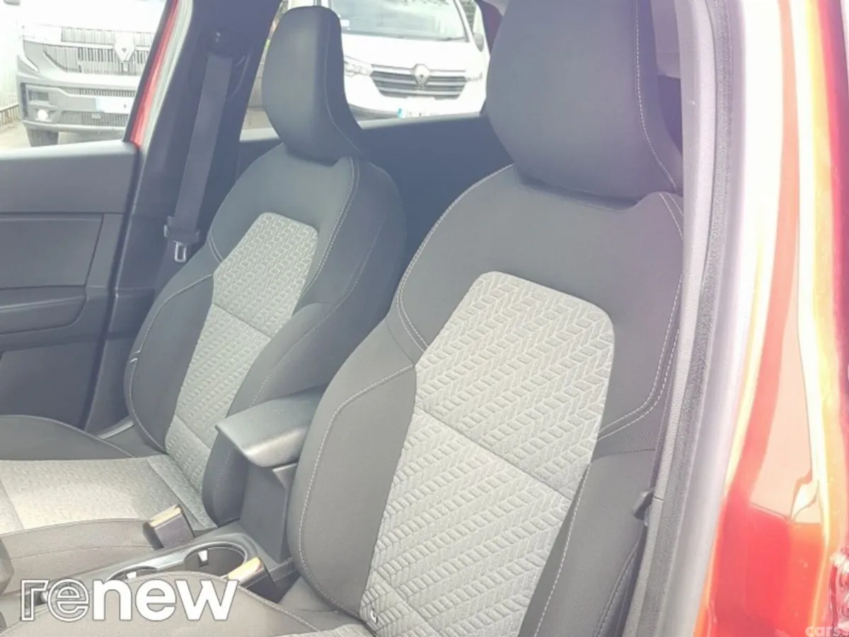 Renault Captur Hatchback, Petrol, 2022, Red