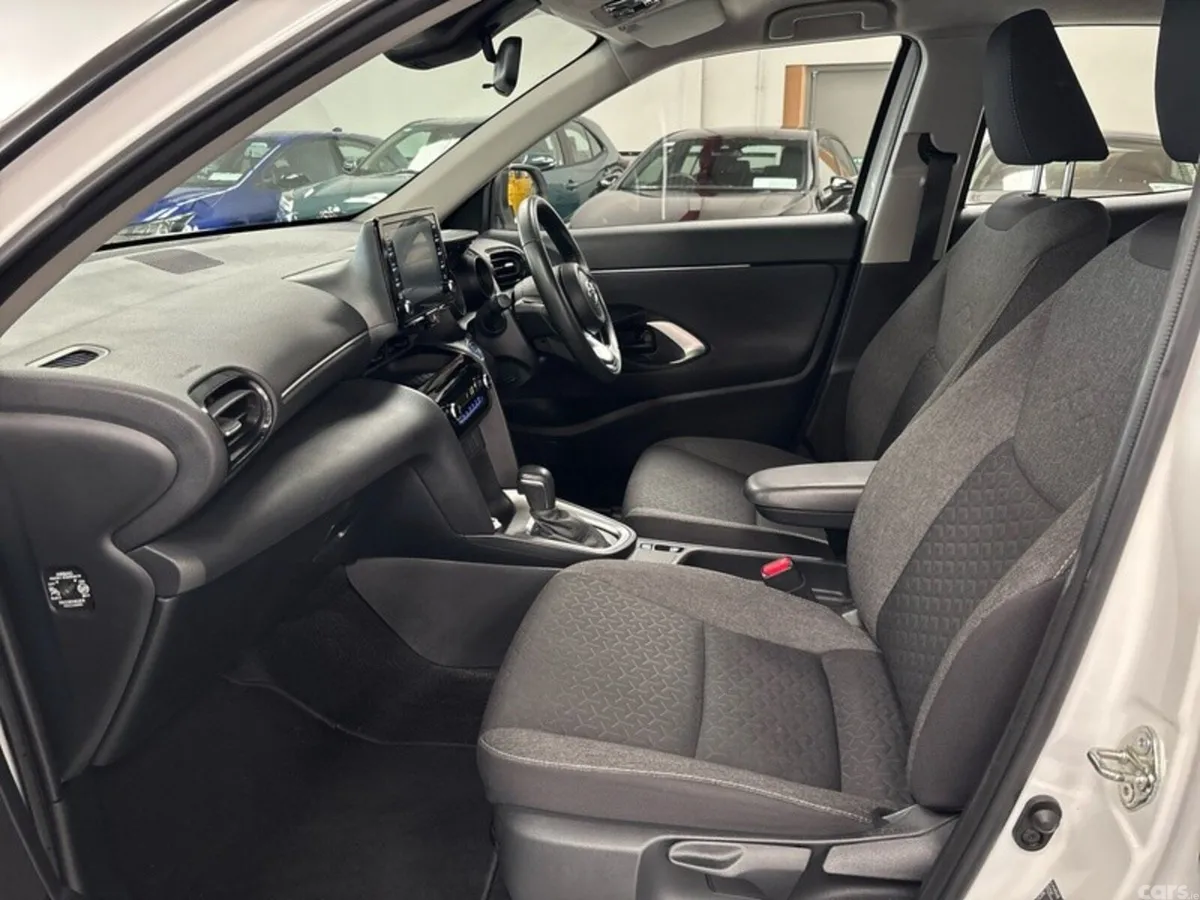Toyota Yaris Cross SUV, Petrol Hybrid, 2023, White