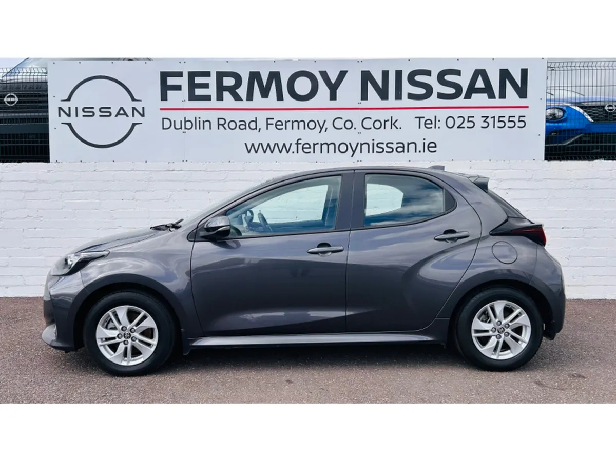 Toyota Yaris Hatchback, Petrol Hybrid, 2023, Grey