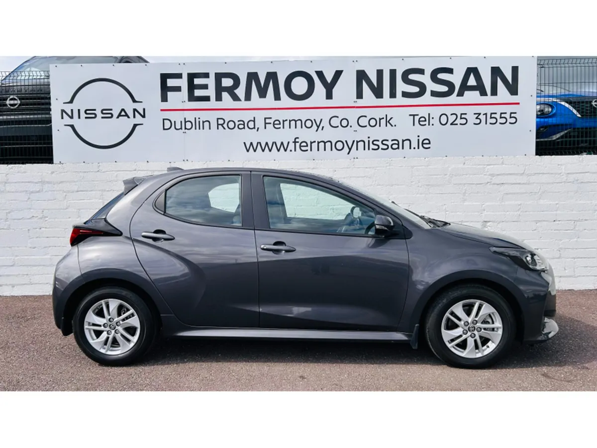 Toyota Yaris Hatchback, Petrol Hybrid, 2023, Grey