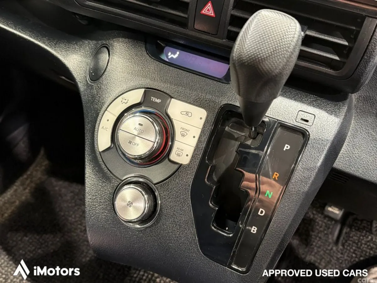 Toyota Sienta MPV, Petrol Hybrid, 2017, Silver