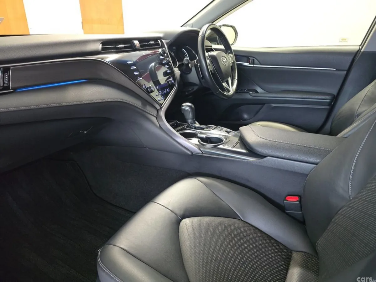 Toyota Camry Saloon, Petrol Hybrid, 2020, Blue