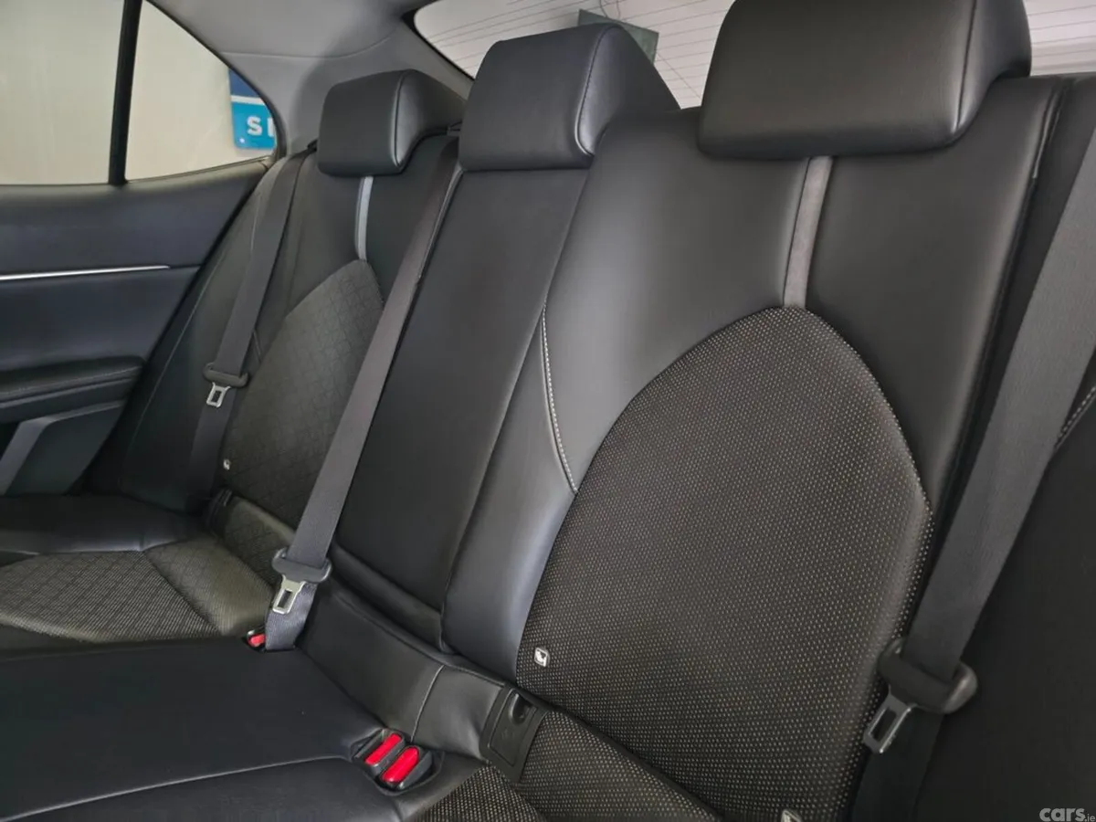 Toyota Camry Saloon, Petrol Hybrid, 2020, Blue