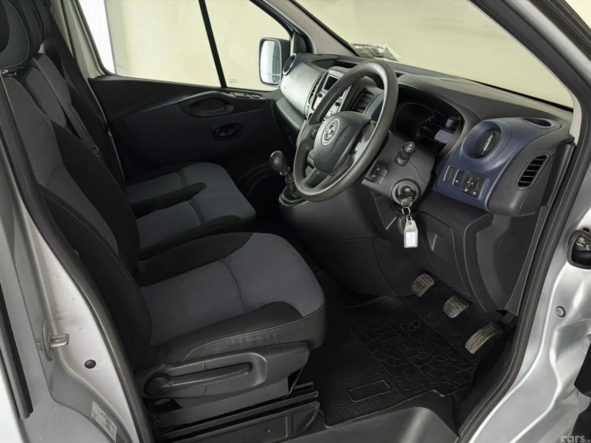 Opel Vivaro Minibus, Diesel, 2017, Silver