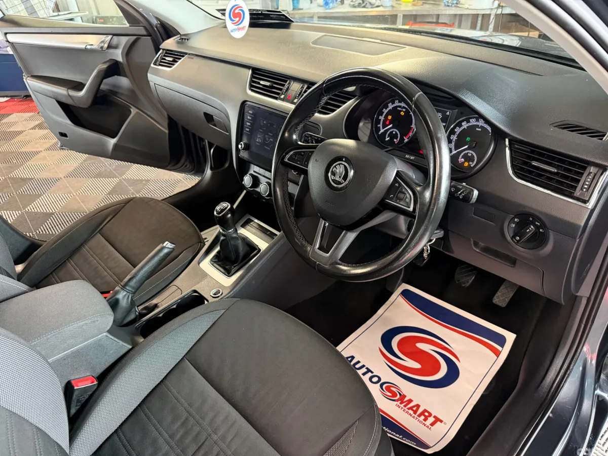 Skoda Octavia Saloon, Diesel, 2017, Grey