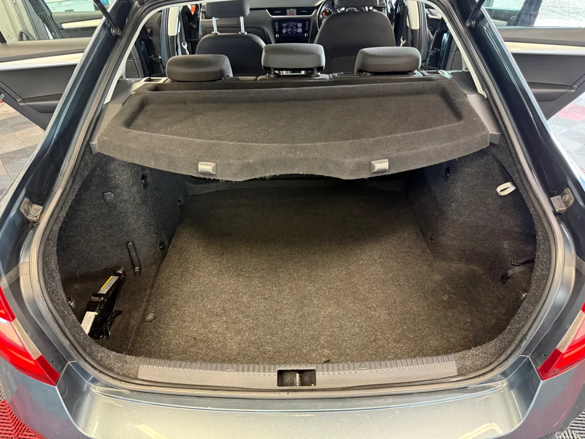 Skoda Octavia Saloon, Diesel, 2017, Grey
