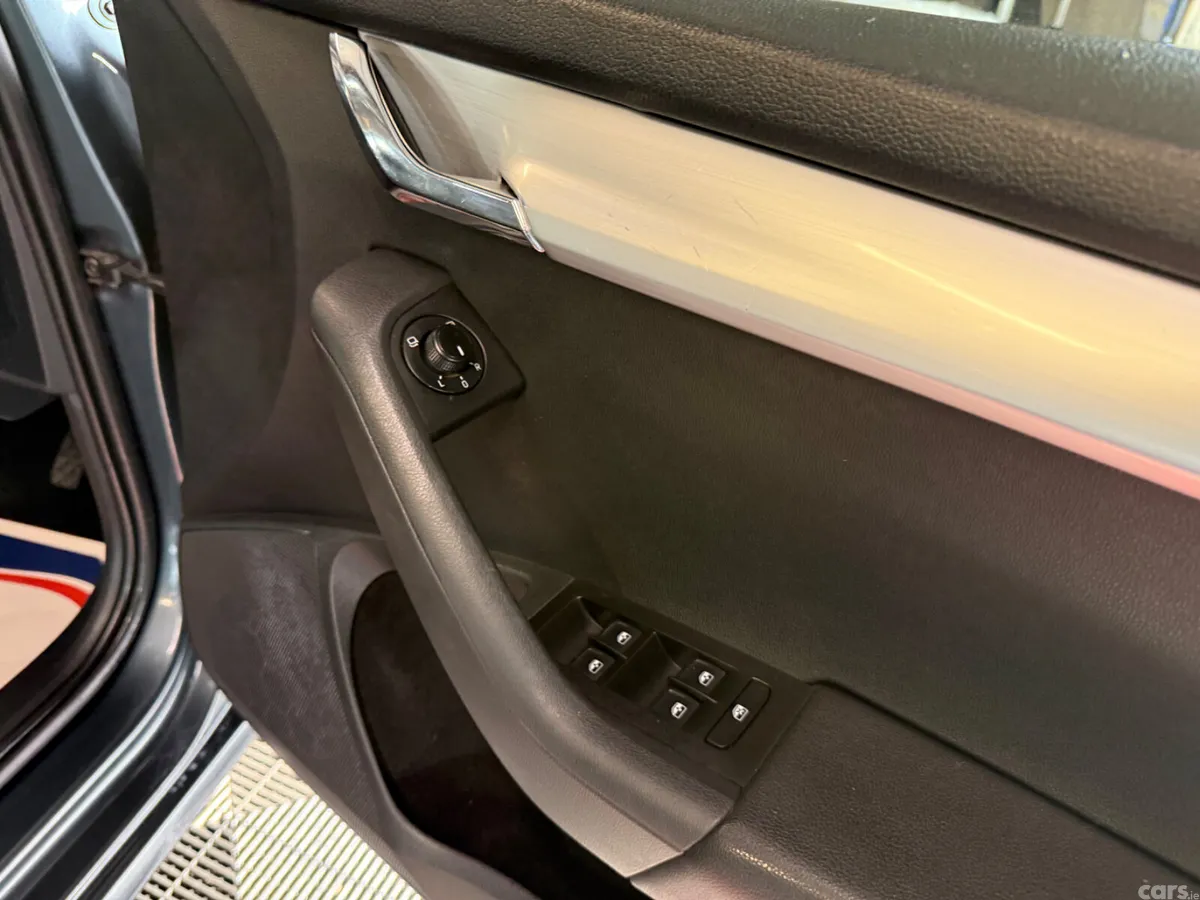Skoda Octavia Saloon, Diesel, 2017, Grey