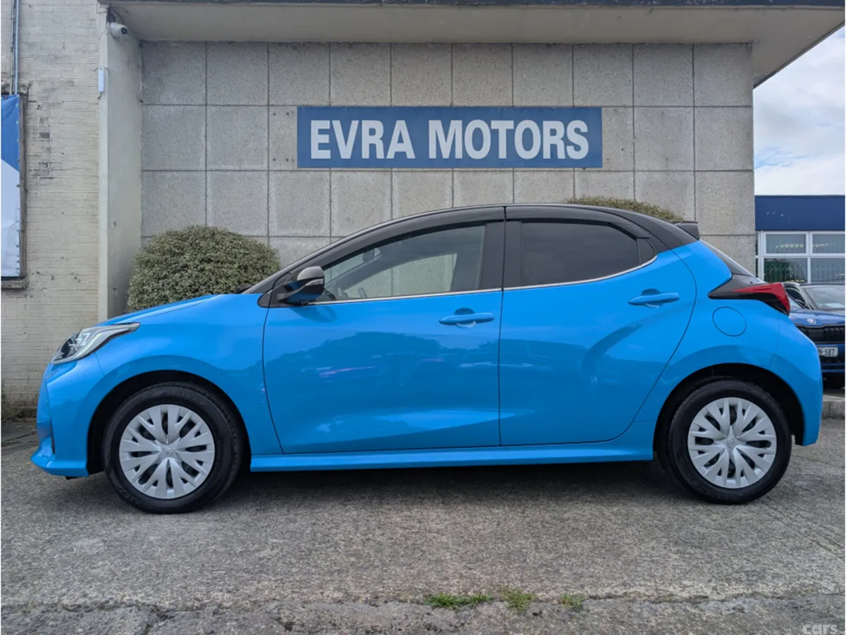 Toyota Yaris Hatchback, Petrol Hybrid, 2023, Blue