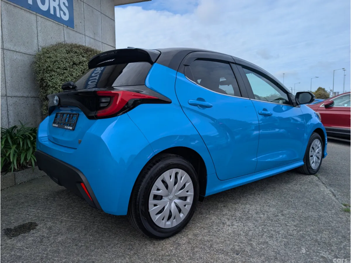 Toyota Yaris Hatchback, Petrol Hybrid, 2023, Blue