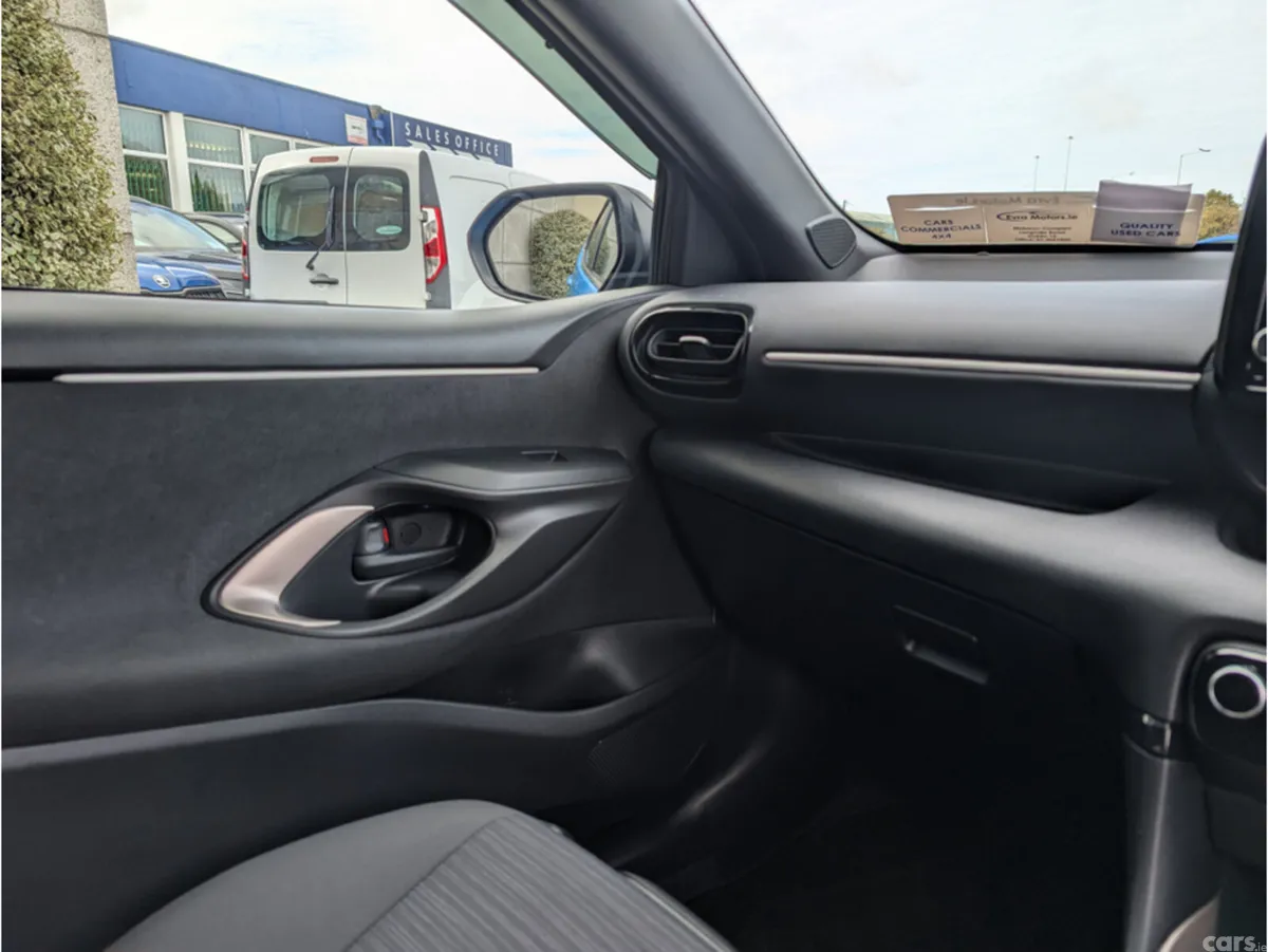 Toyota Yaris Hatchback, Petrol Hybrid, 2023, Blue