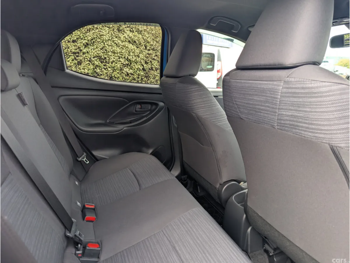 Toyota Yaris Hatchback, Petrol Hybrid, 2023, Blue