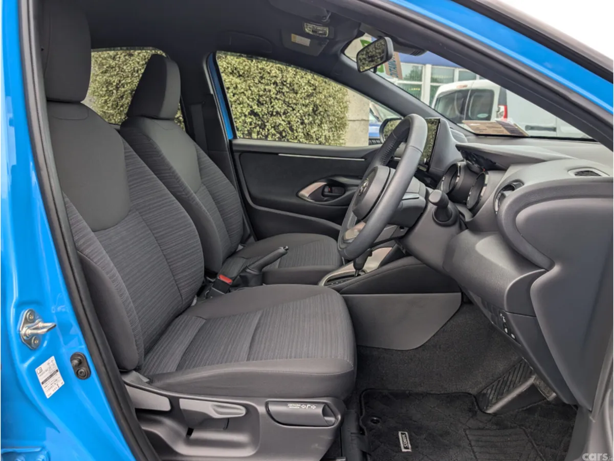 Toyota Yaris Hatchback, Petrol Hybrid, 2023, Blue