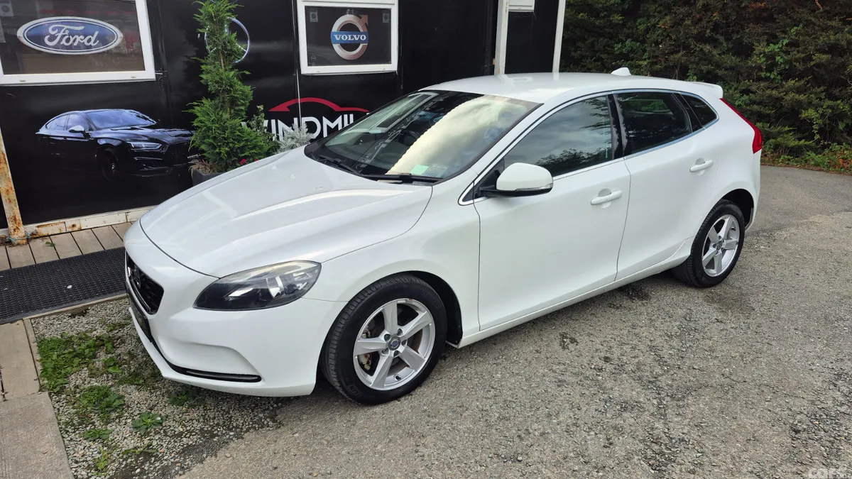Volvo V40 Hatchback, Petrol, 2015, White